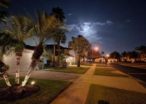 Fabulous, Quiet Family Resort Vacation Home, South Facing Pool, at Lake Berkley Resort, Near Disney, SeaWorld