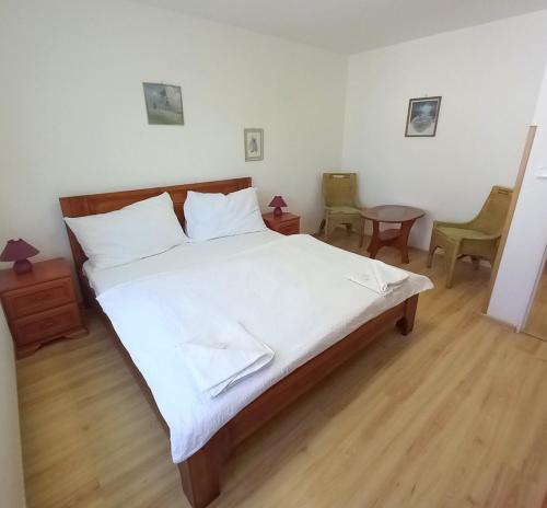 2 bedrooms, 3 beds
