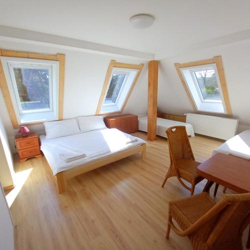 1 queen bed, 2 twin beds