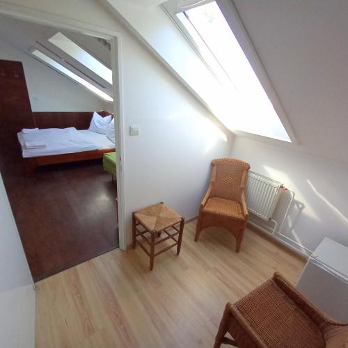 1 king bed, 1 twin bed