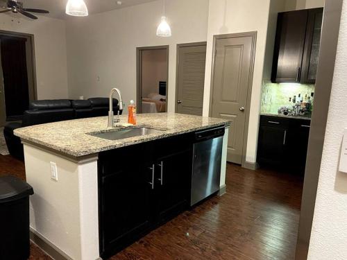 *Private Luxury Close to IAH and I-45* 20 mins to downtown houston