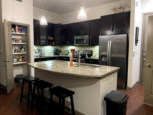 *Private Luxury Close to IAH and I-45* 20 mins to downtown houston