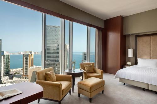 Executive King Room, Executive lounge access, Guest room image 2