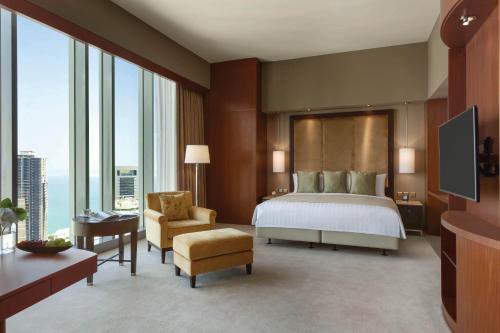 Deluxe King Room, Guest room, 1 King image 4
