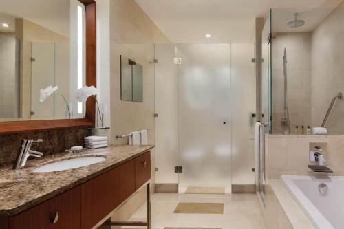 Executive King Room, Executive lounge access, Guest room image 4