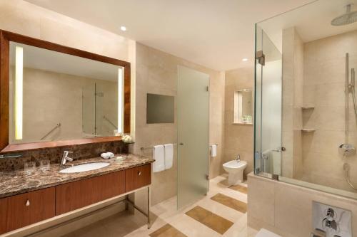 Executive King Room, Executive lounge access, Guest room image 3