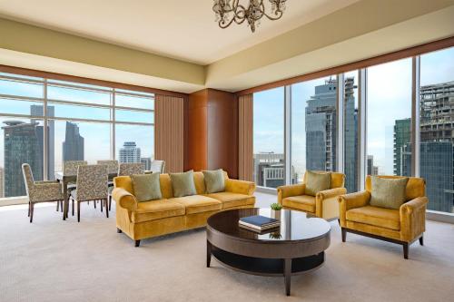 JW Suite, Executive Lounge Access, 1 Bedroom Suite, 1 King, High Floor image 4