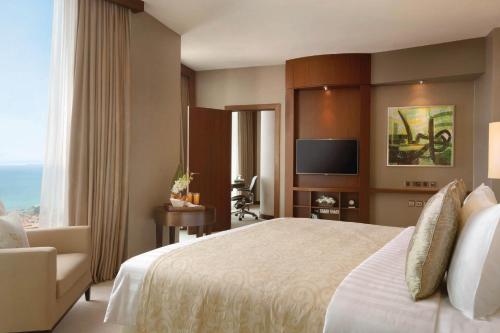 JW Suite, Executive Lounge Access, 1 Bedroom Suite, 1 King, High Floor image 2