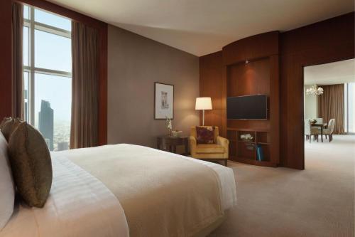 JW Suite, Executive Lounge Access, 1 Bedroom Suite, 1 King, High Floor image 5