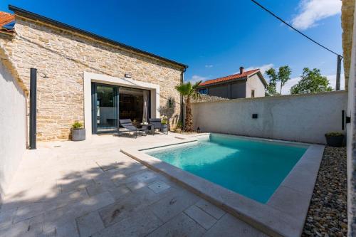 Stone House with pool Poeta - Accommodation - Pridraga