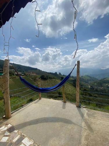 Hermosa cabaña rural en la montaña