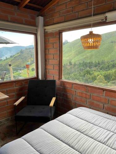 Hermosa cabaña rural en la montaña