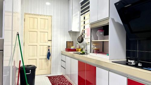 Kitchen, YB Guest House 4 Bilik 5 Katil in Pantai Teluk Mak Nik