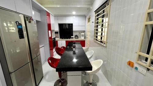 Kitchen, YB Guest House 4 Bilik 5 Katil in Pantai Teluk Mak Nik