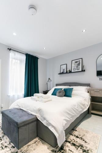 Canary Wharf O2 Deluxe Ensuite Rooms - image 5