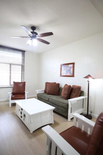 2 queen beds, 1 sofa bed
