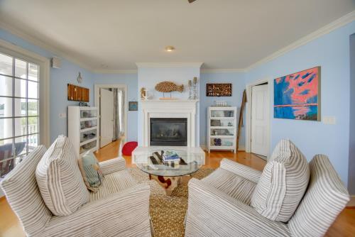 Bayfront White Stone Escape with Private Beach! in White Stone, USA