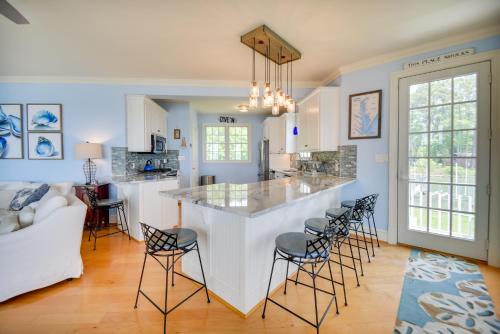 Bayfront White Stone Escape with Private Beach! in White Stone, USA