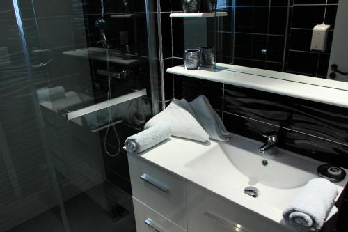 Triple Room with Sea View - First Floor image 6