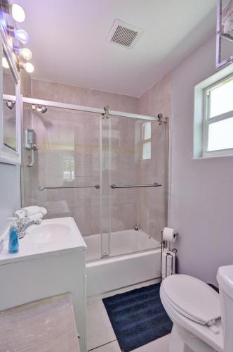 Las Olas Oasis, Pool, Parking, Central and Cozy! in Fort Lauderdale, USA