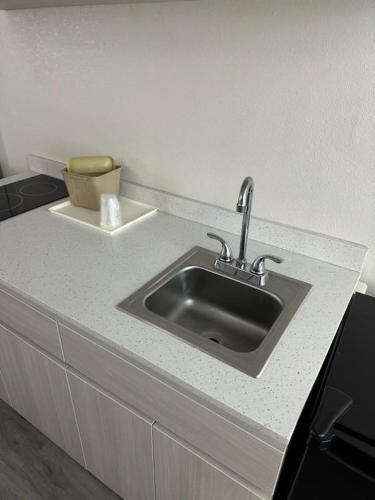 Magnolia Inn Extended Stay of Kingsland - New 2025 - Book a Kitchen Room - 12 Noon Check Out - 4K Bl in كينجزلاند