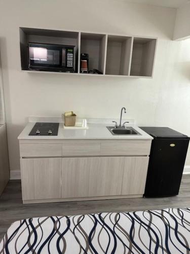 مطبخ, Magnolia Inn Extended Stay of Kingsland - New 2025 - Book a Kitchen Room - 12 Noon Check Out - 4K Bl in كينجزلاند