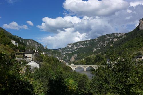 Hôtel-Restaurant Le Parisien - Hôtel - Massegros-Causses-Gorges