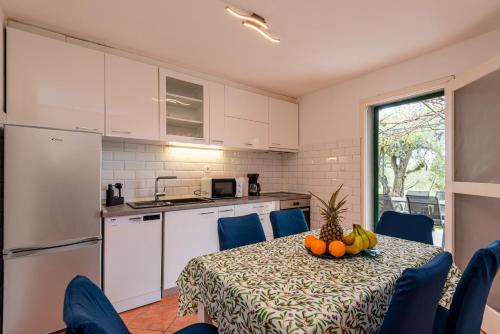 Holiday House Mablo with pool & jacuzzi in Dubrava kod Sibenika