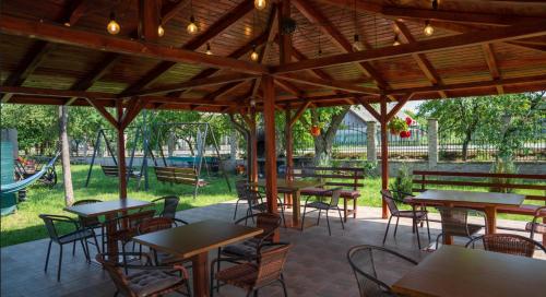 บริการและสิ่งอำนวยความสะดวก, Denisa & Rares in บอรส์