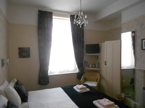 Cromwell House - image 2