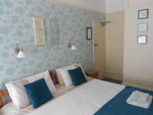 Cromwell House - image 12