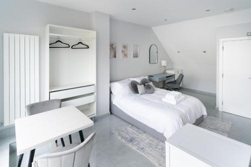 Canary Wharf O2 Deluxe Ensuite Rooms - image 7