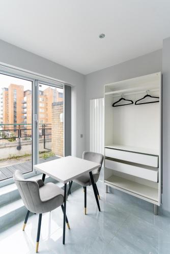 Canary Wharf O2 Deluxe Ensuite Rooms - image 9
