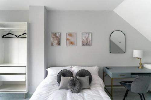 Canary Wharf O2 Deluxe Ensuite Rooms - image 3