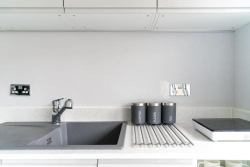 Canary Wharf O2 Deluxe Ensuite Rooms - image 10