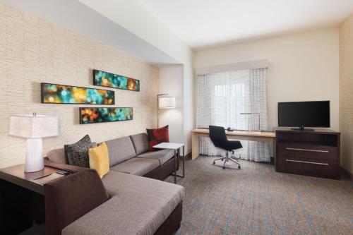 One-Bedroom King Suite with Sofa Bed and Transfer Shower - Mobility/Hearing Accessible