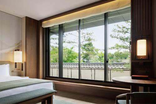 Premier Room (King) image 5