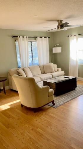 Delightful 3 Bdrm Home, Mins to Clearwater Beach in Clearwater, USA
