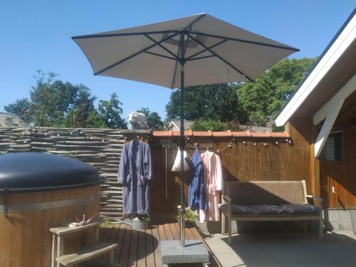 อ่างแช่น้ำร้อน, Wellness Chalet "Het Biggetje" Hottub - Sauna in ไบเทนเคอบีดโฟลเกล