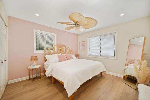 Luxury Villa 3 Blocks from the Beach with Pool a Fire Pit and Outdoor Oasis in Cape Canaveral, USA