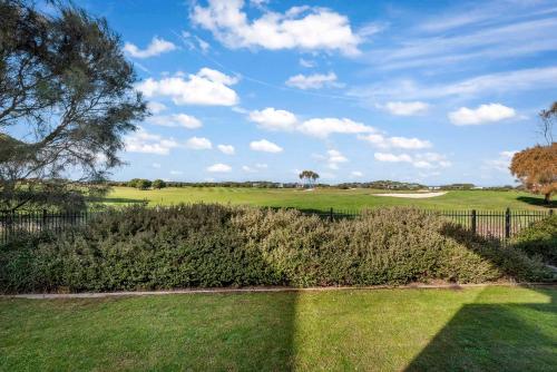 5 Bedroom House - Sleeps 11 - Golf Course Views - Free Parking - Free WIFI