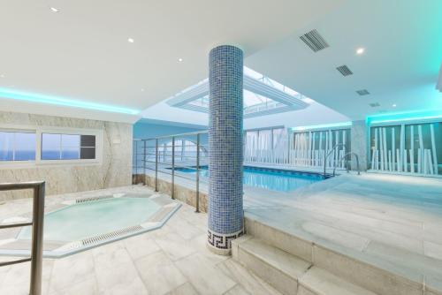 泳池, Elba Motril Beach & Business Hotel. in 莫特瑞尔