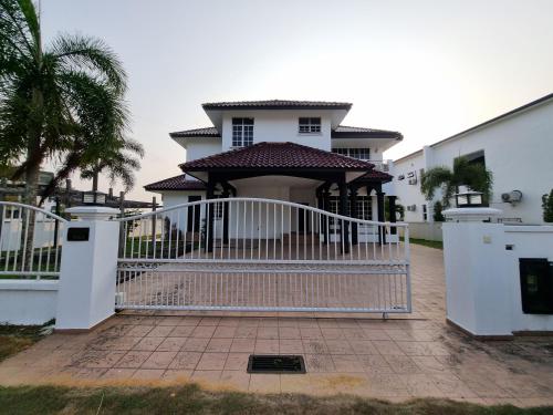 Riverside Bungalow with Pool @ Koliba Casa d Fiume in Kuala Ibai