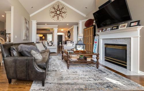 Beautiful 4 BR, 4.5 Bath, Executive Home w In Ground Pool & Handicap Accessible! in Louisville, USA