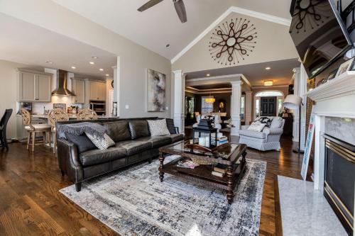 Beautiful 4 BR, 4.5 Bath, Executive Home w In Ground Pool & Handicap Accessible! in Louisville, USA