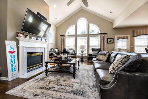 Beautiful 4 BR, 4.5 Bath, Executive Home w In Ground Pool & Handicap Accessible! in Louisville, USA