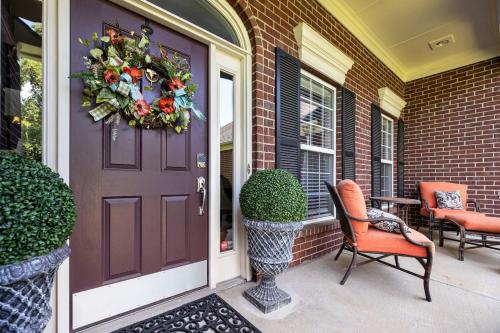 Beautiful 4 BR, 4.5 Bath, Executive Home w In Ground Pool & Handicap Accessible! in Louisville, USA