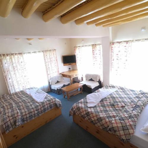 Quadruple Room with Private Bathroom image 6