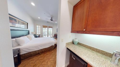 LV029 Spacious Upstairs Studio near Pool Hot Tub in La Quinta, USA