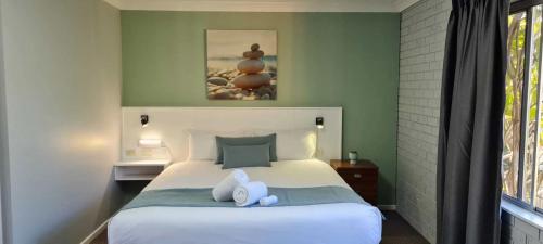 Bed, Marco Polo Motor Inn in Taree